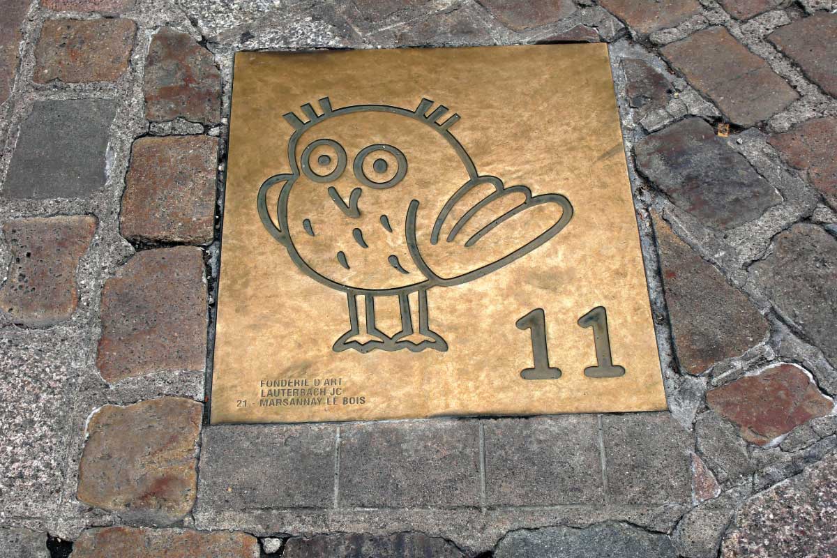 Une chouette en bronze du Parcours de la Chouette à Dijon