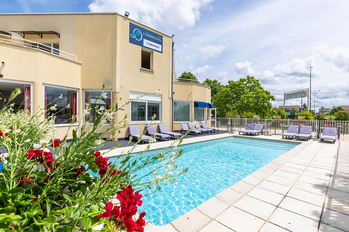 Piscine extérieure chauffée de l'hôtel L'Ormichal