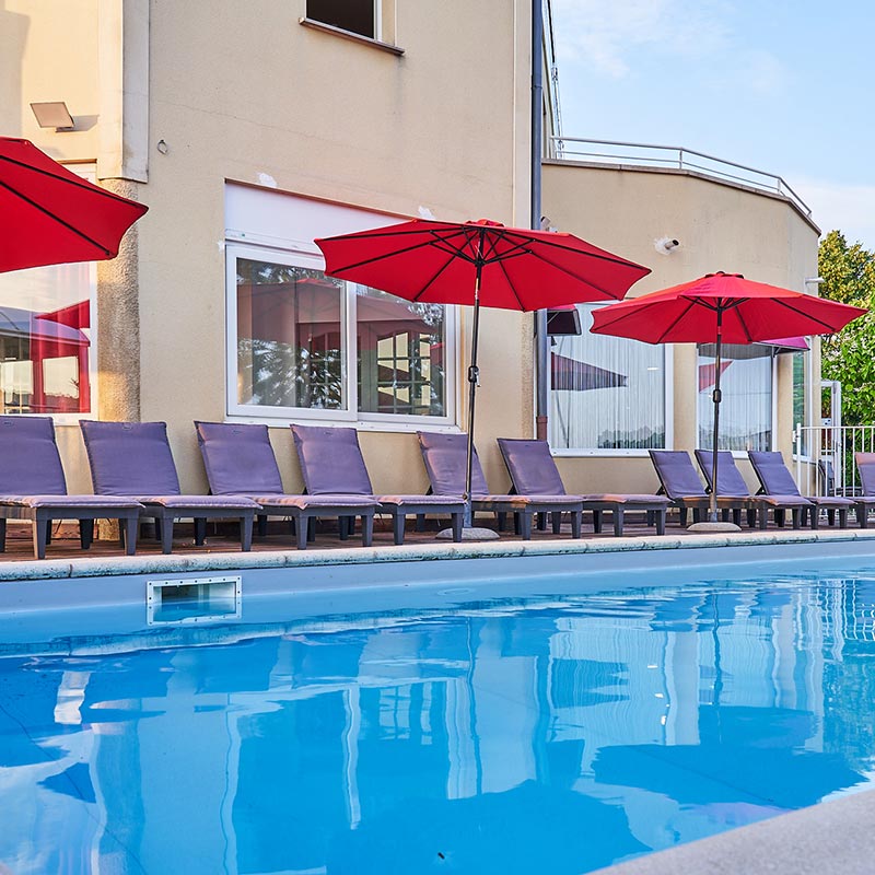 Hôtel L’Ormichal (Dijon Sud) — terrasse et piscine