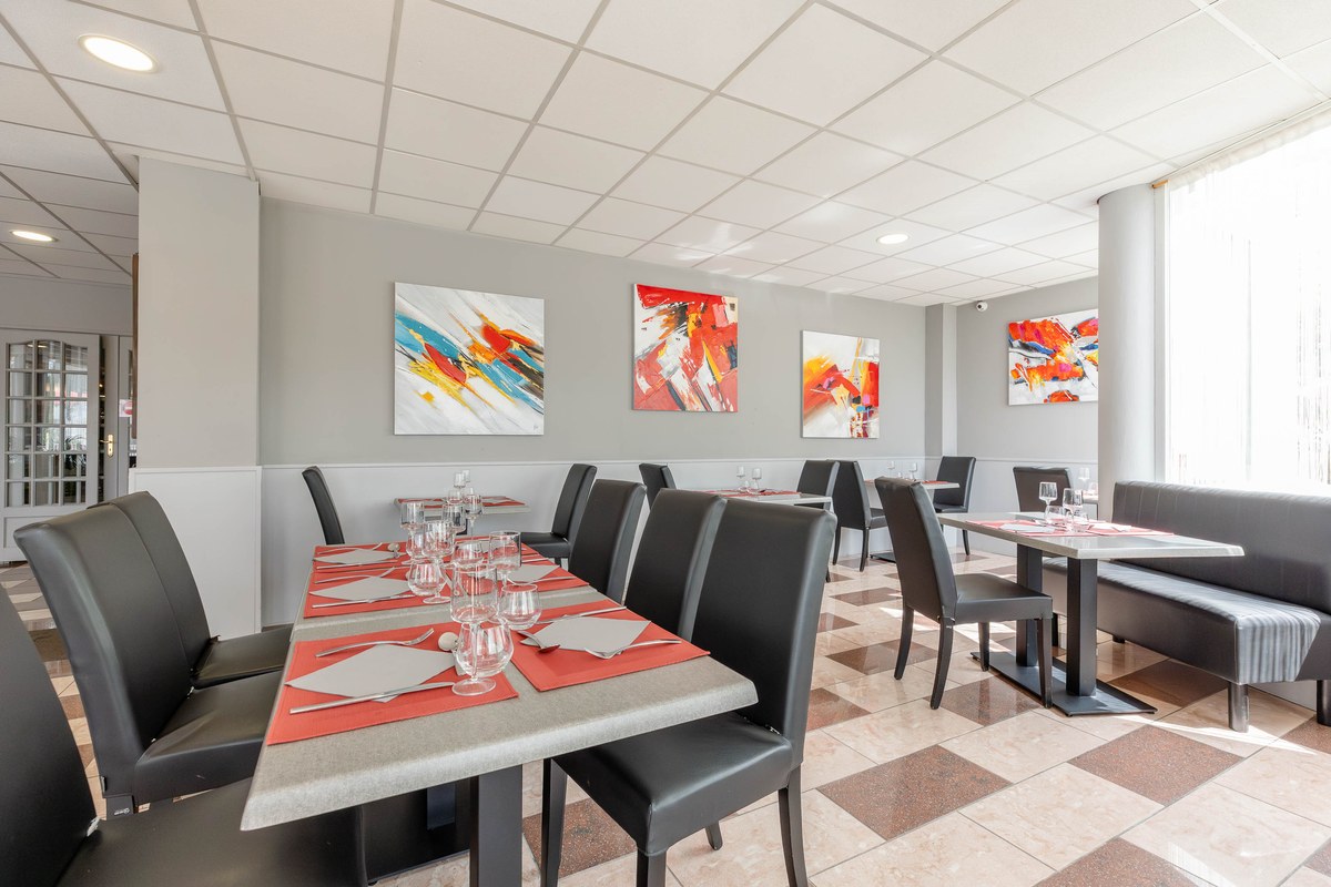 Une table dressée près des fenêtres