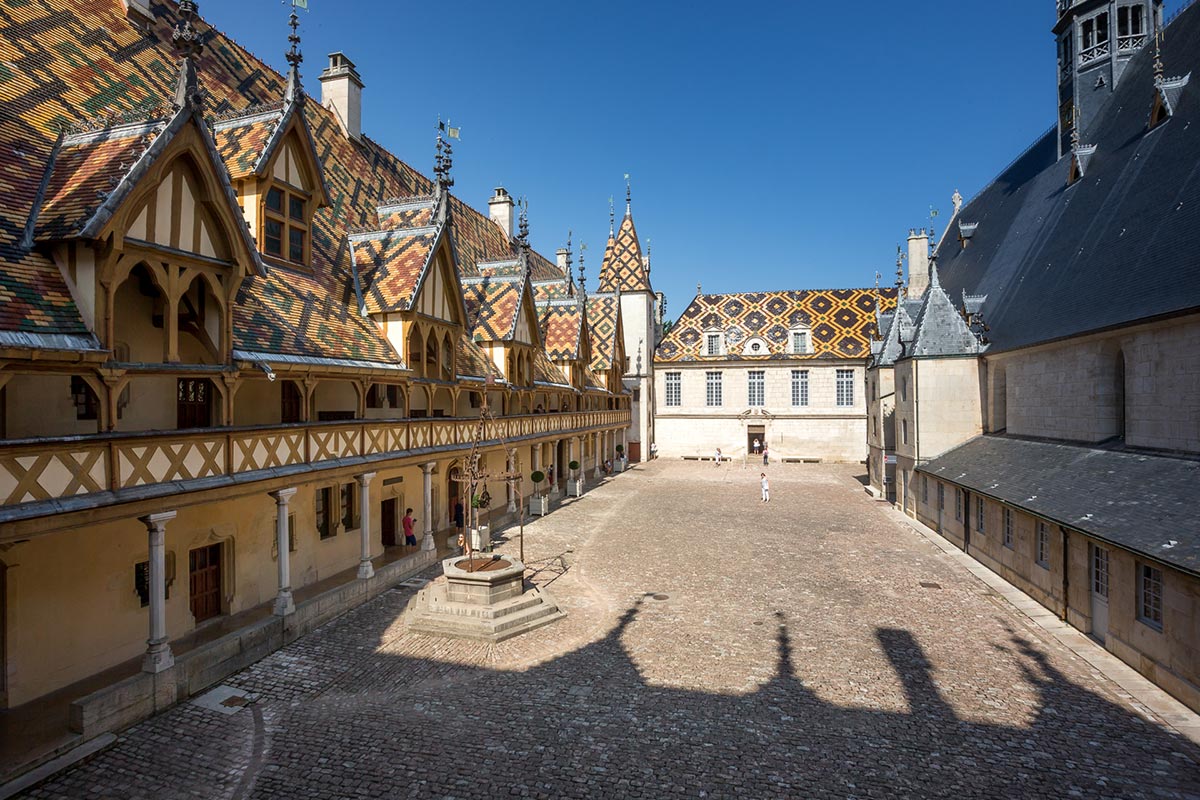 Les toits vernissés des Hospices de Beaune