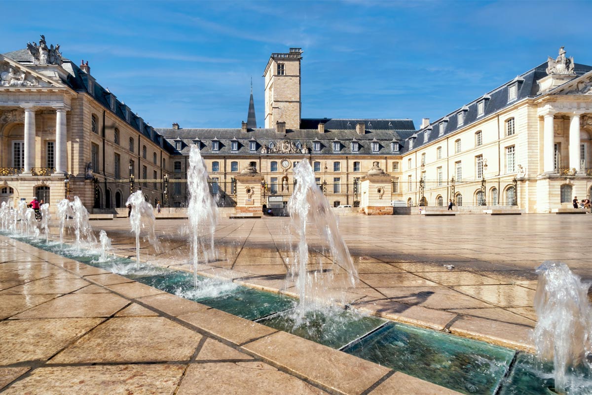 La place de la Libération et le Palais des Ducs de Bourgogne à Dijon